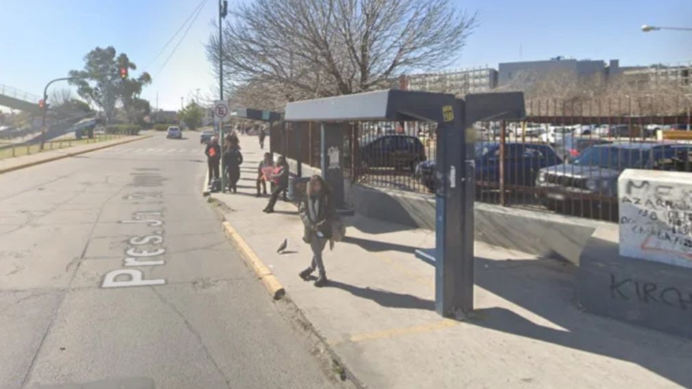 Las hermanas fueron acosadas en la garita del colectivo.
