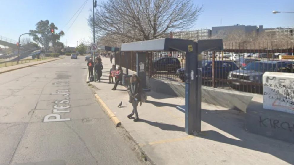 Las hermanas fueron acosadas en la garita del colectivo.