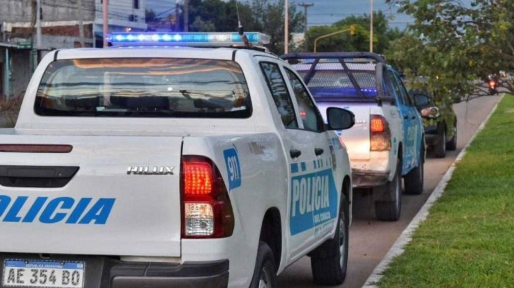 Le "afanó" el mondongo al padre: llamaron a la policía y vecinos le robaron el móvil al agente