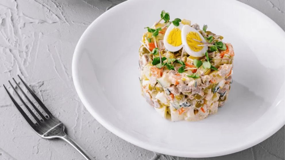 Esta ensalada rusa saludable es una alternativa efectiva para reducir calorías (Imagen: iStock)