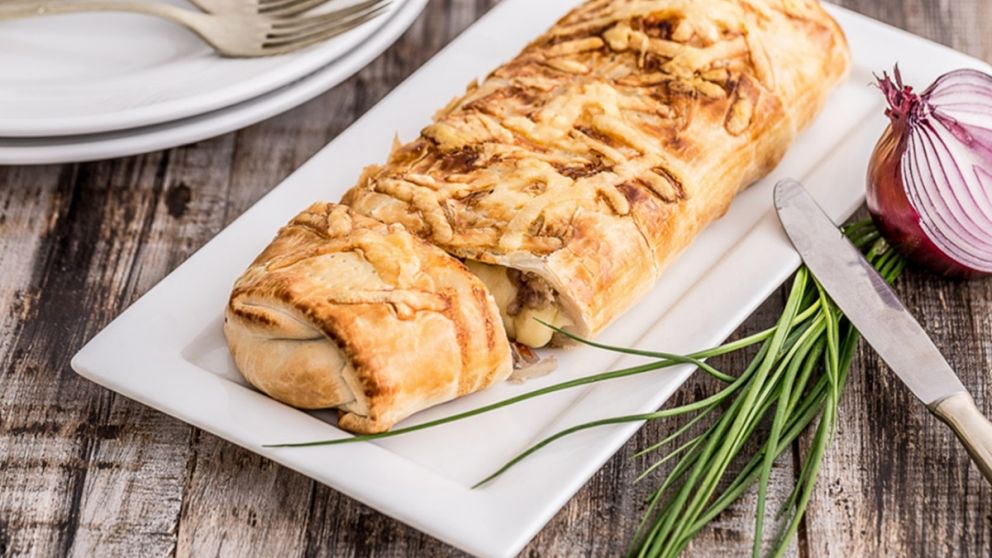 Resolvé el almuerzo con este strudel de queso y cebolla: fácil, rápido y delicioso.