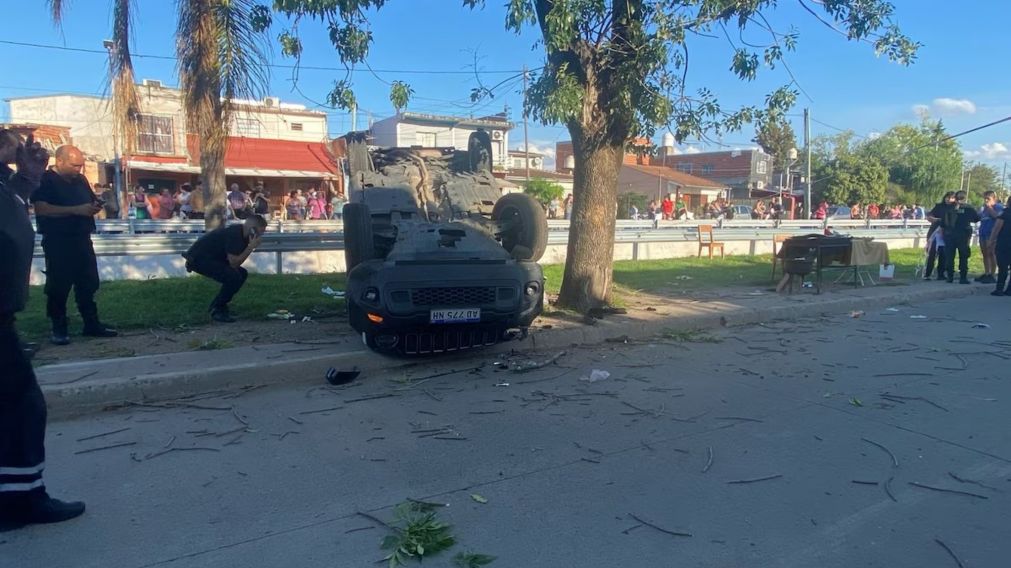 As� qued� el auto robado en el que se mov�an los delincuentes.