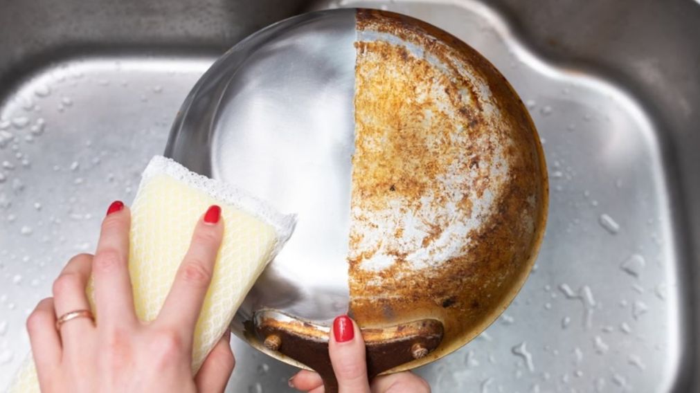 Truco infalible para limpiar lo quemado de la sartén sin dañarla, con solo tres ingredientes.