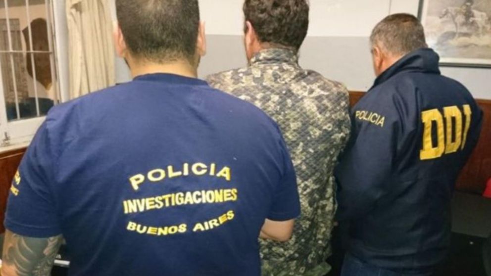 Este es el sospechoso que fue capturado por los investigadores policiales.