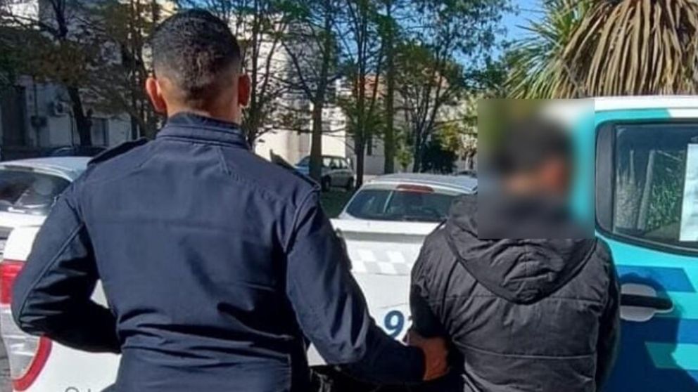 Este es el individuo que fue capturado por las autoridades policiales.