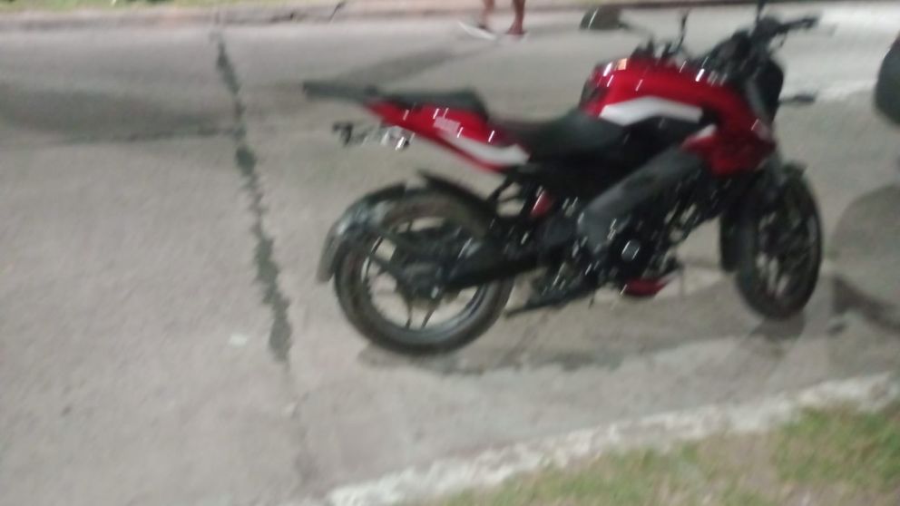 La moto en la que se desplazaba el Federal.