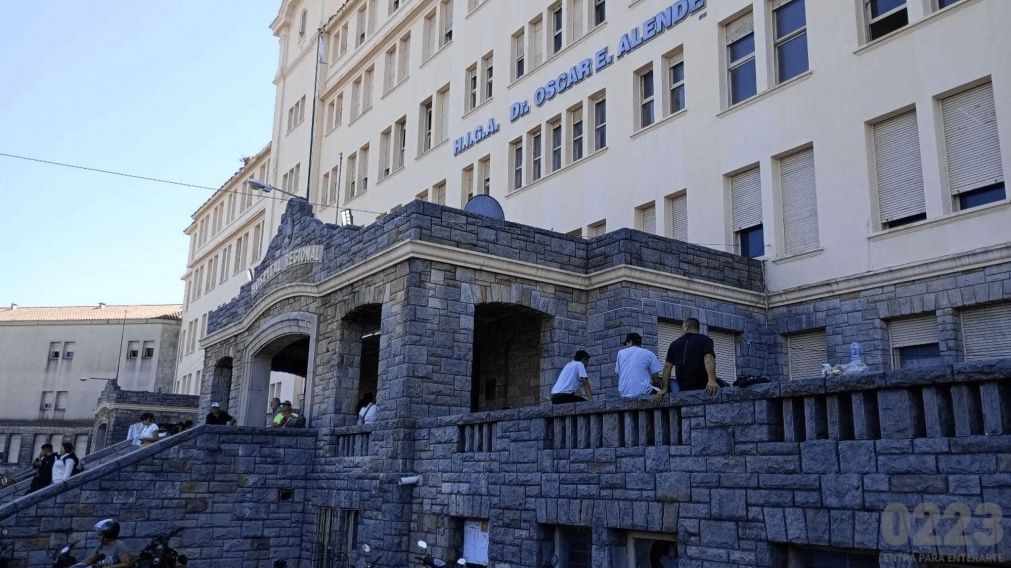 Tras caer de su balcón un hombre fue trasladado de urgencia al hospital.