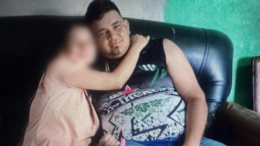 El acusado de matar a su hijastra a golpes es intensamente buscado por la Policía.
