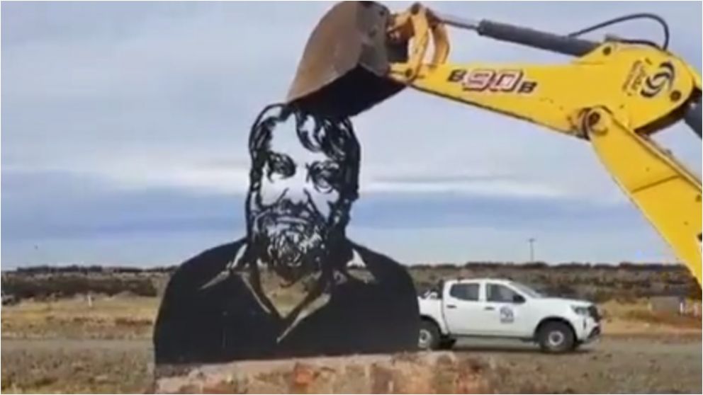 Vialidad Nacional derrib� el enorme monumento a Osvaldo Bayer en Santa Cruz (Captura de video).