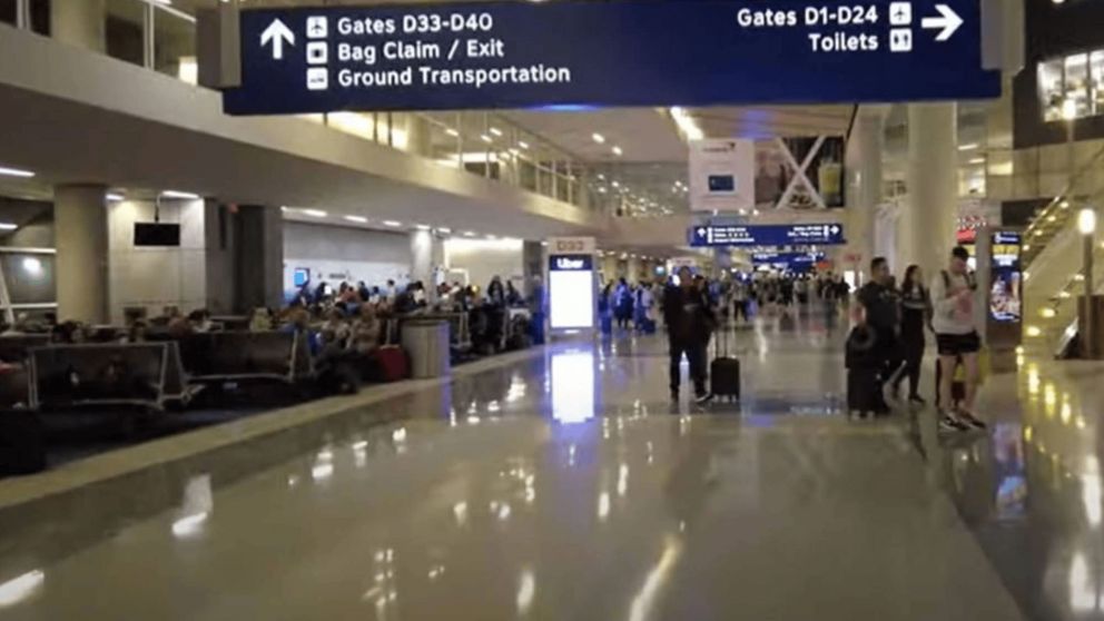 ¡VIDEO! Una mujer se desnudó en el aeropuerto: corrió a los gritos, mojó a un empleado y rompió pantallas