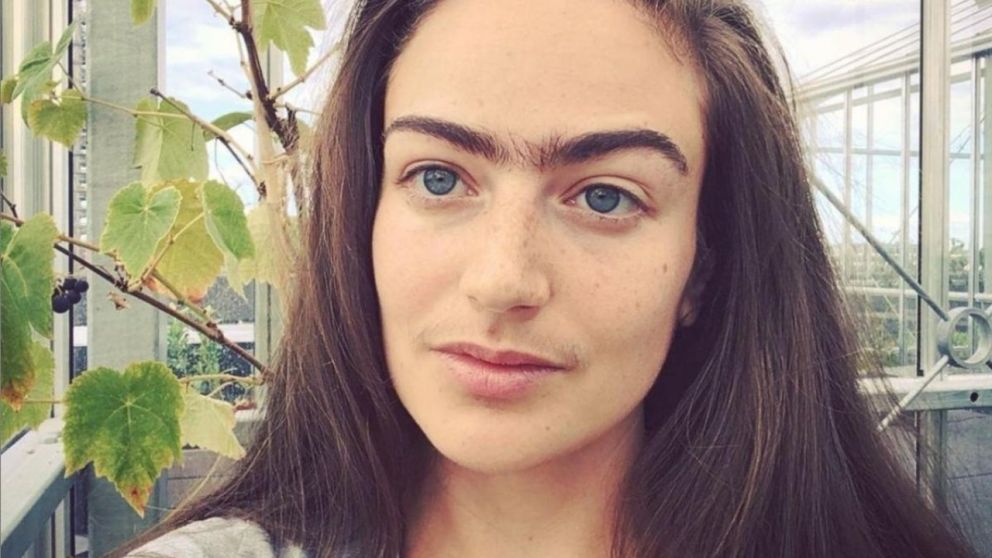 Las mujeres con bigotes son tendencia en las redes sociales.
