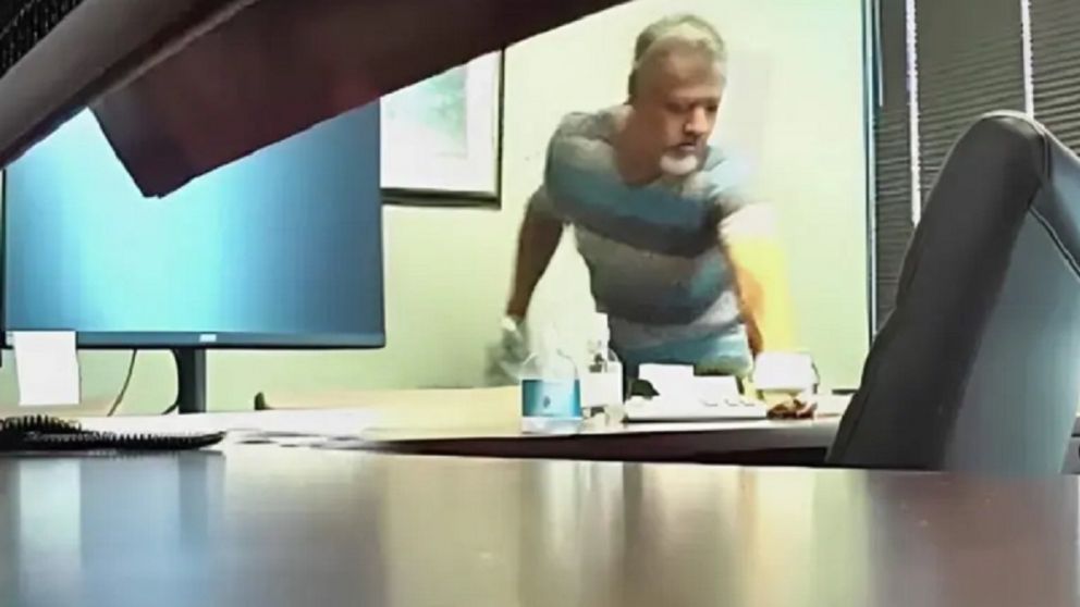 Repudio total: trabajaba en una oficina, orinó en el dispenser de agua y fue encarcelado por contagiar dos ETS a sus compañeras.