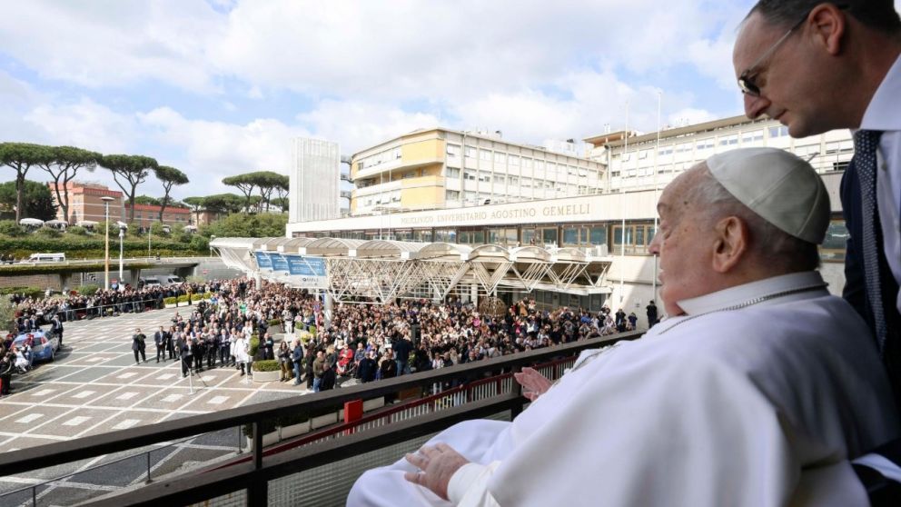 El Papa Francisco fue dado de alta y se asomó a la ventana del quinto piso del Policlínico Agostino Gemelli de Roma, antes de retornar a la Casa Santa Marta.