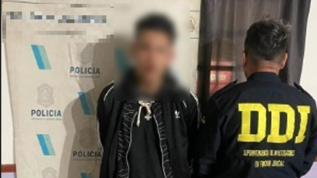 Este es uno de los individuos que fue aprehendido por los investigadores policiales.
