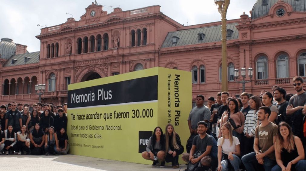 Estudiantes de la FUBA recetaron un "remedio para la memoria" frente a Casa Rosada: "Te hace acordar que fueron 30.000".