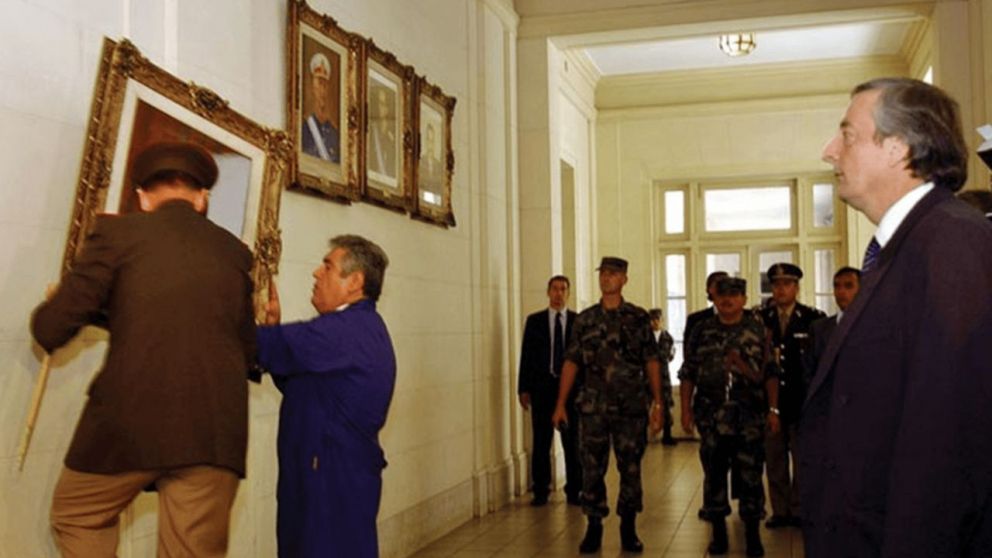El presidente Néstor Kirchner cuando ordenó que se descolgaran los cuadros de Jorge Rafael Videla y Reynaldo Bignone del Colegio Militar en El Palomar.