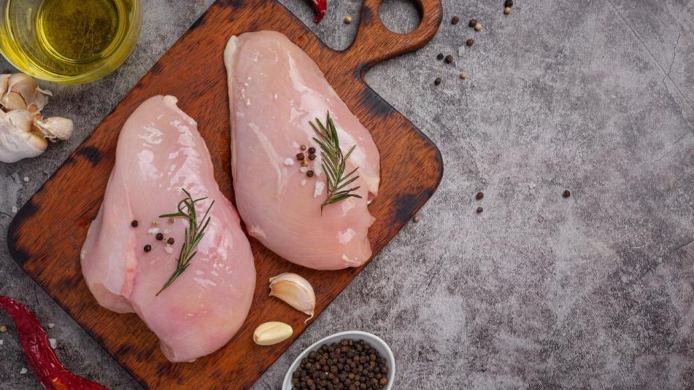 Existe un truco simple para quitar el nervio del pollo (Imagen ilustrativa).