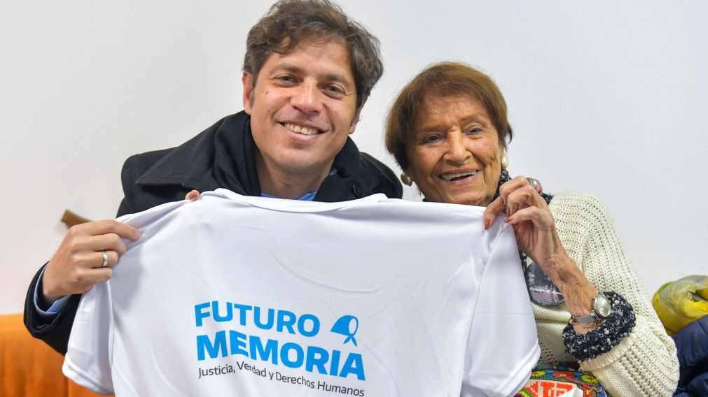 Axel Kicillof, junto a Taty Almeida, titular de Madres de Plaza de Mayo Línea Fundadora.