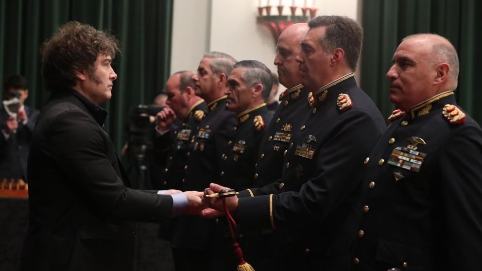 Milei, en un acto de entrega de sables por ascensos de oficiales de Fuerzas Armadas.
