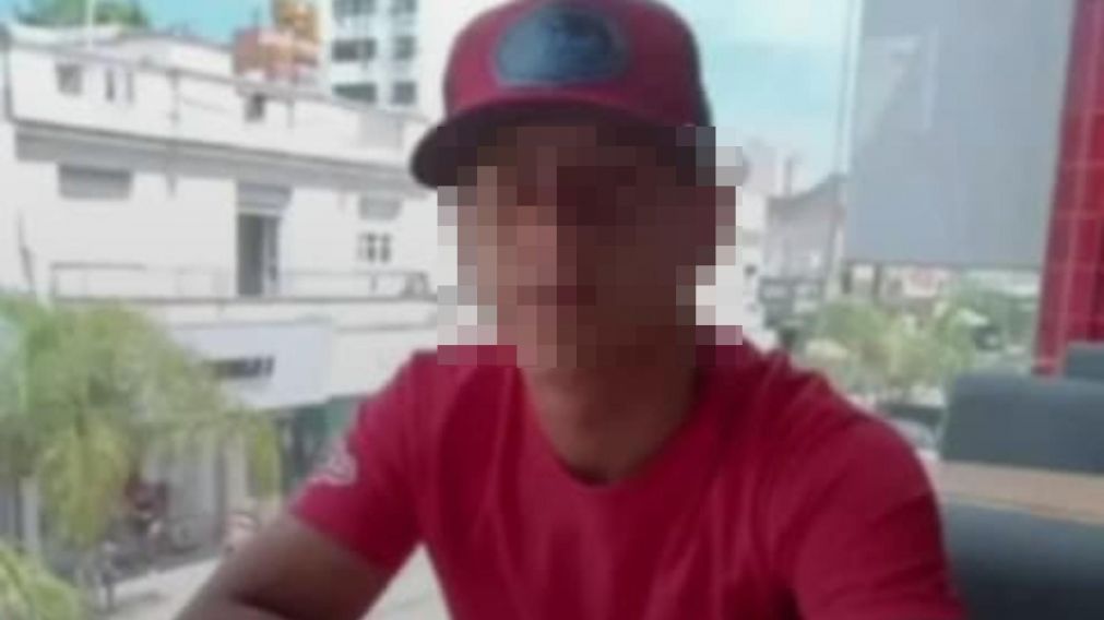 El presunto abusador habría atacado a la víctima mientras violaba la prisión domiciliaria.