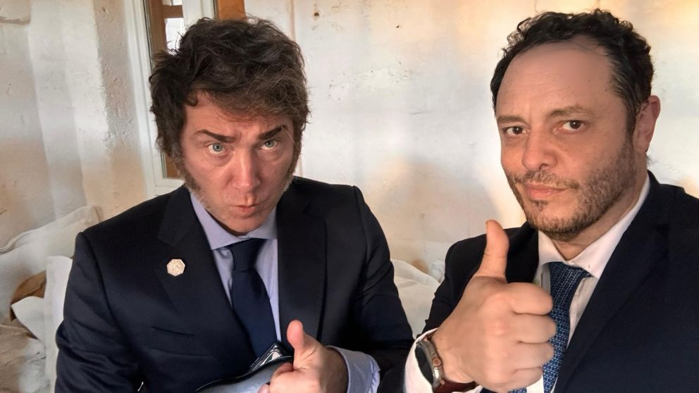 El presidente Javier Milei y su asesor, Demian Reidel.