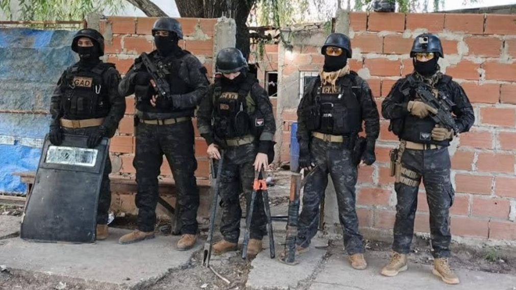 Los polic�as concretaron varias requisas para apresar a los delincuentes.
