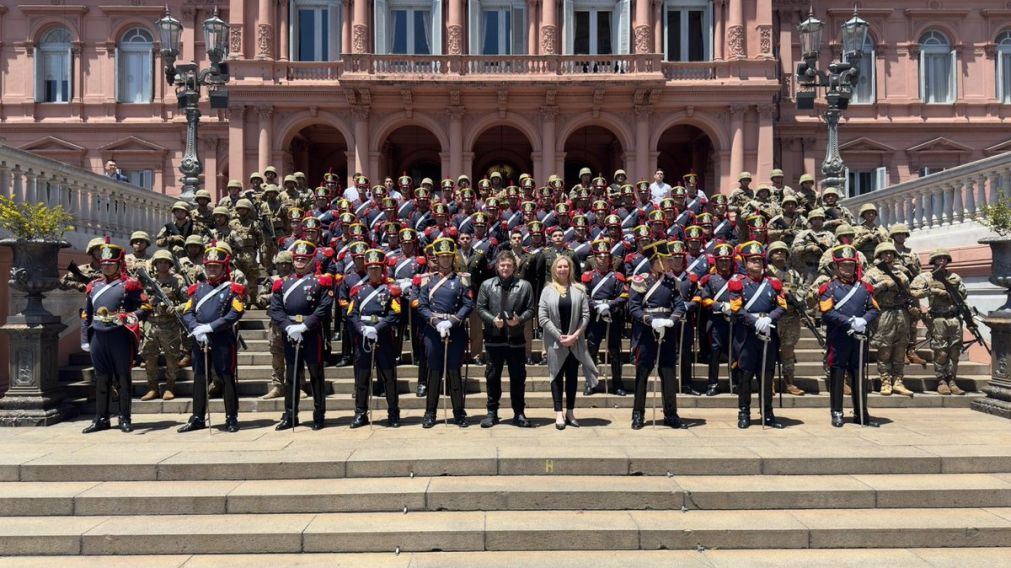 Javier Milei comparti� un almuerzo con los granaderos del Escuadr�n Ayacucho.