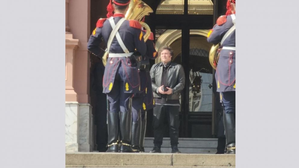 Milei, en Casa Rosada con la Fanfarria Militar de "Alto Perú" de los Granaderos a Caballo, por su cumpleaños en octubre 2024.