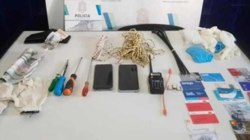 Estos son los objetos que fueron incautados en poder de los aprehendidos. Crédito: 0223.