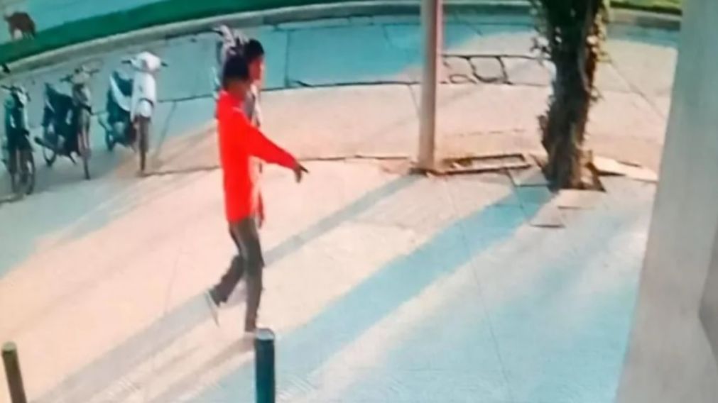 El menor le robó el bolso a la jubilada y minutos más tarde, su madre devolvió parte del dinero.