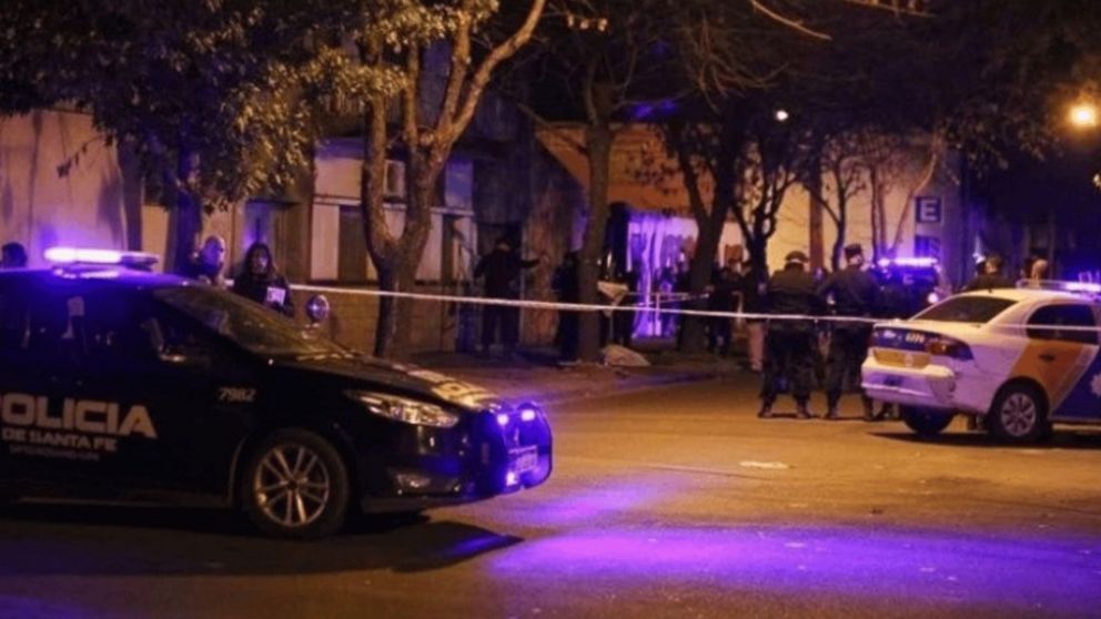 La policía analiza las cámaras de seguridad en busca de los asesinos.