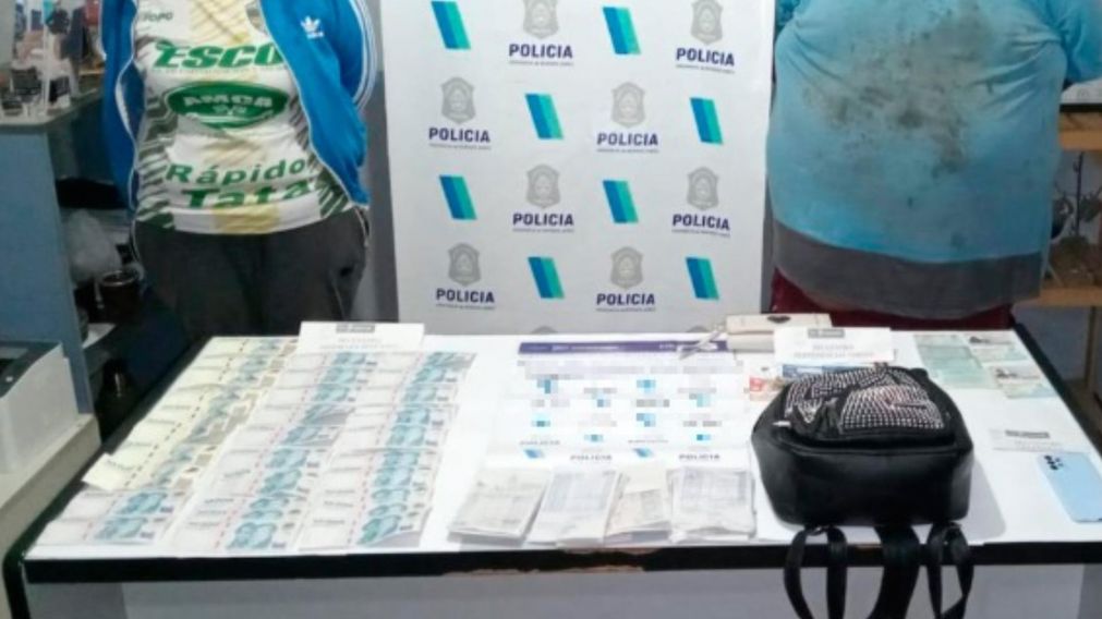 El dinero y los diversos objetos que fueron incautados en el procedimiento.