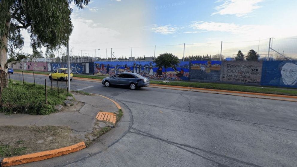 Los uniformados respondieron a la amenaza de los delincuentes, que habrían simulado llevar un arma de fuego, a disparos (Imagen: Google Street View).