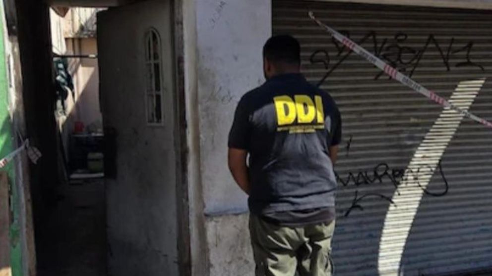 Los investigadores policiales se apersonaron en el lugar en el que fue hallado el cadáver decapitado. Crédito: Medios Virtuales.