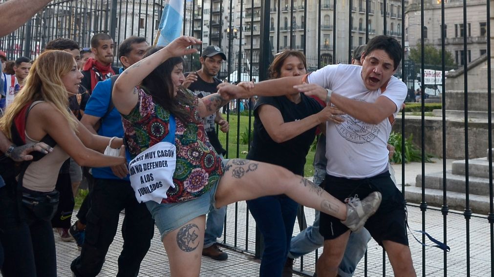 Máxima tensión en el Congreso: las mejores fotos de la Marcha por los jubilados. (Fernando Pérez Re/Crónica)