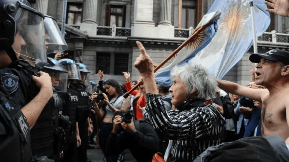 Marcha de los jubilados: la Defensoría del Pueblo de la Ciudad presentó un habeas corpus preventivo (Foto archivo).