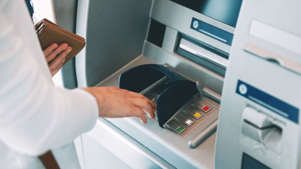 La curiosa razón por la que no se debe pedir recibos en los cajeros automáticos después de extraer dinero