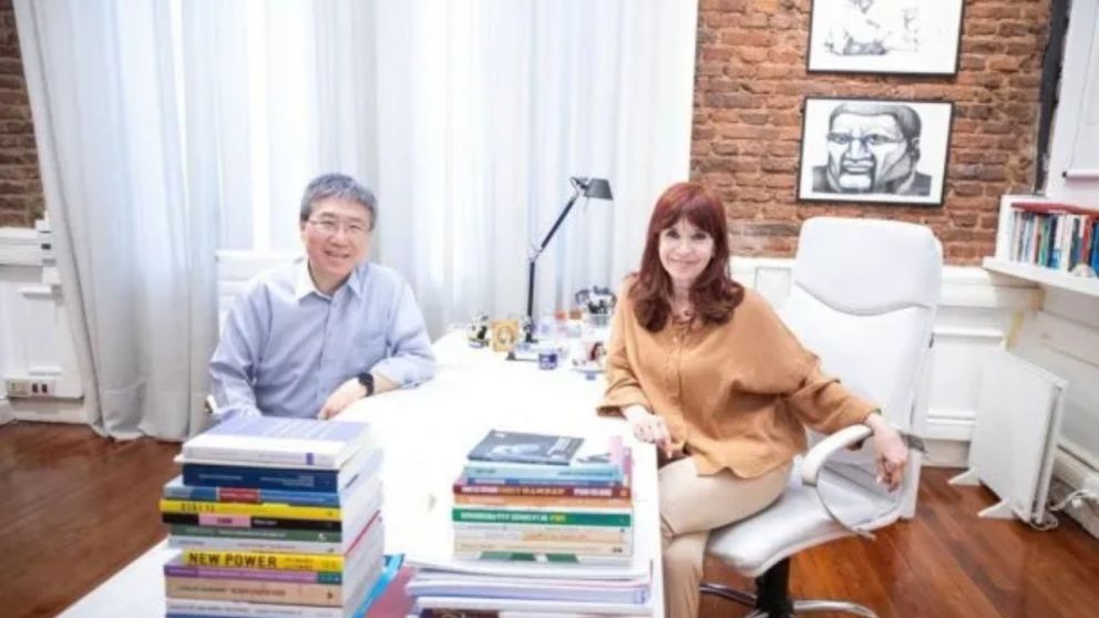 Cristina Kirchner junto al reconocido economista surcoreano Ha-Joon Chang.