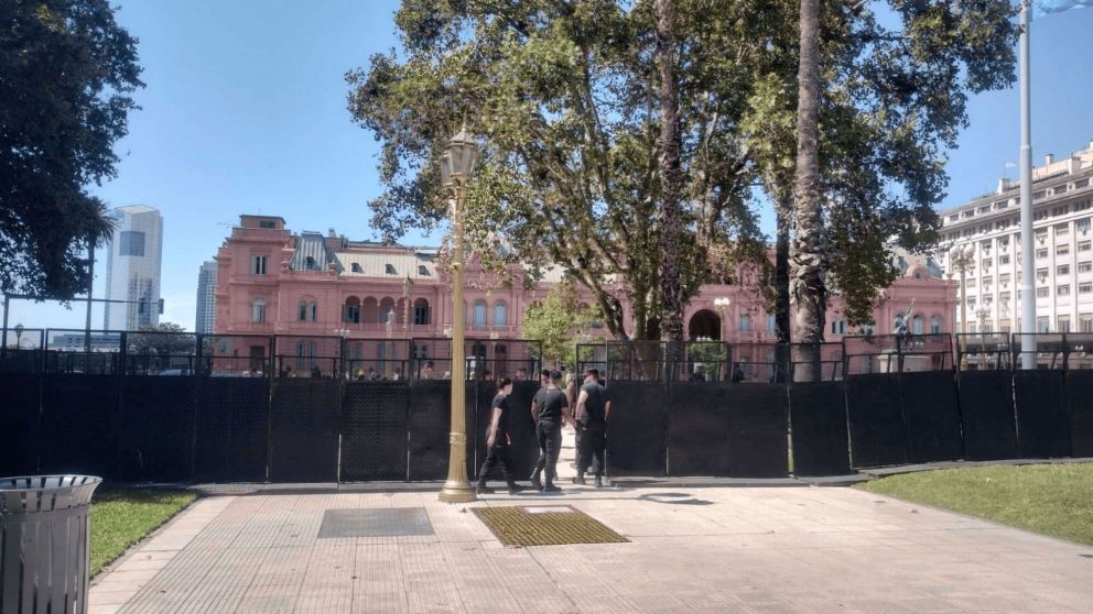 La Casa Rosada vallada por la marcha de los jubilados, el presidente Javier Milei monitorea el operativo desde su despacho.