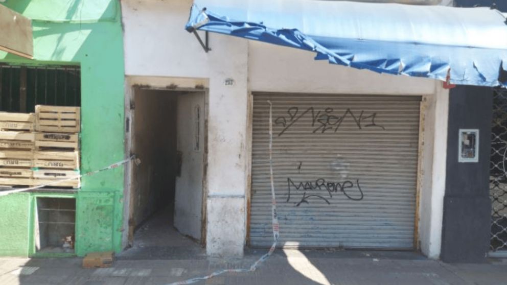 La puerta de la pensión donde hallaron el cuerpo de la persona decapitada (Archivo).