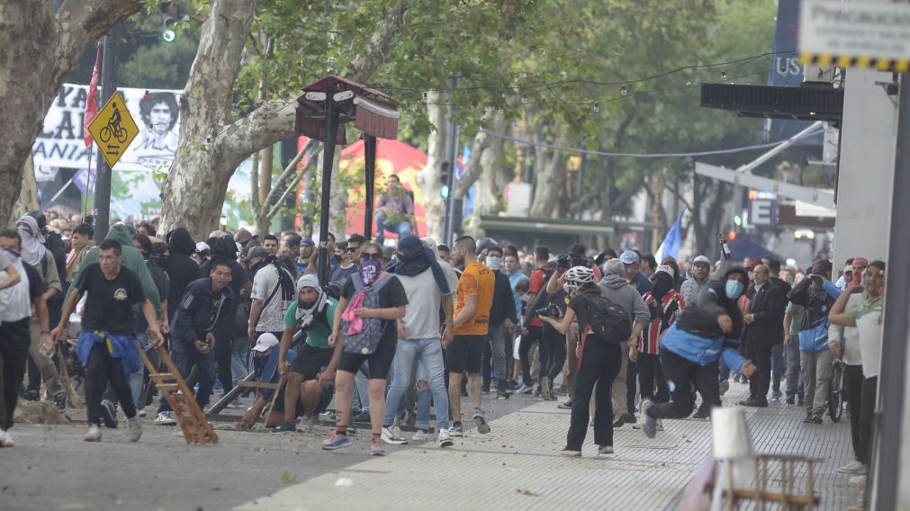 Tensión en el Congreso y alrederdores por marcha de jubilados: señora "noqueada", enfrentamientos, gases, balas de gomas, botellazos y piedrazos (Crónica/Fernando Pérez Re).