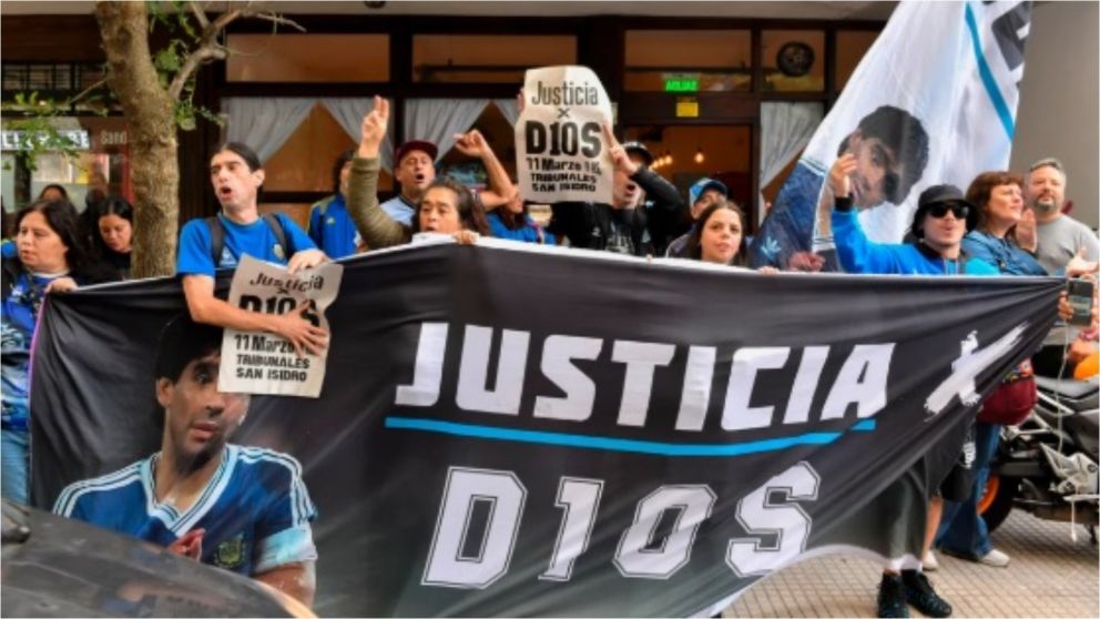 Fans de Maradona reclamaron justicia frente a los tribunales de San Isidro (NA).