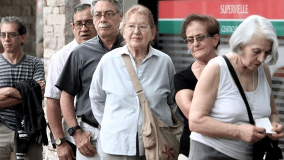 ANSES confirm� qu� jubilados recibir�n el bono de $70.000 en febrero, junto con el aumento en sus haberes (Imagen ilustrativa).