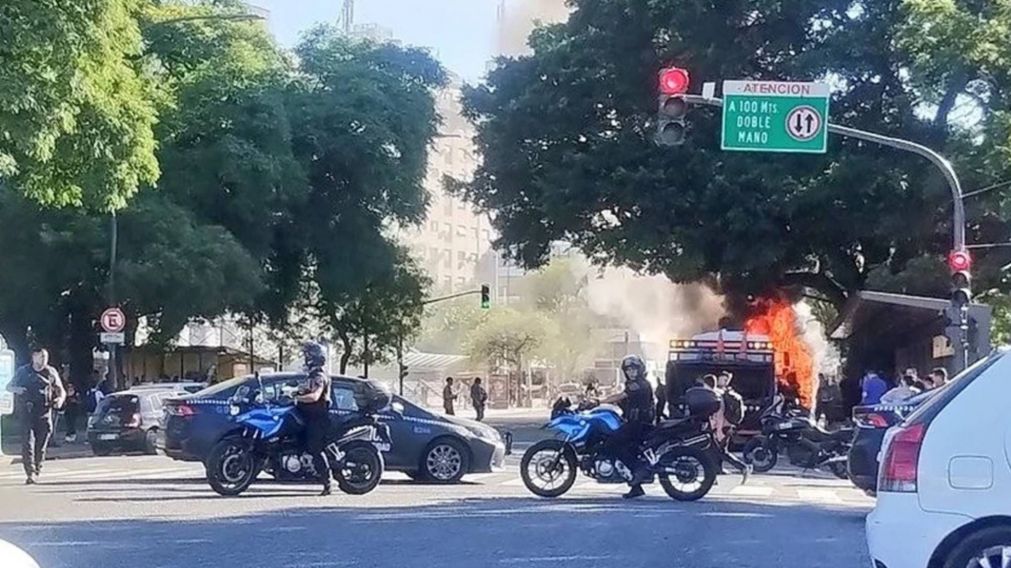As� "ardi�" un colectivo en Constituci�n: cuando el fuego comenz� estaban todos los pasajeros en su interior