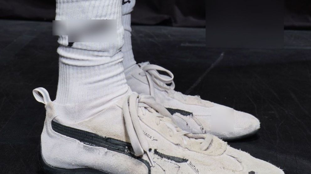 Las zapatillas de la polémica. Se ven usadas, valen fortuna.