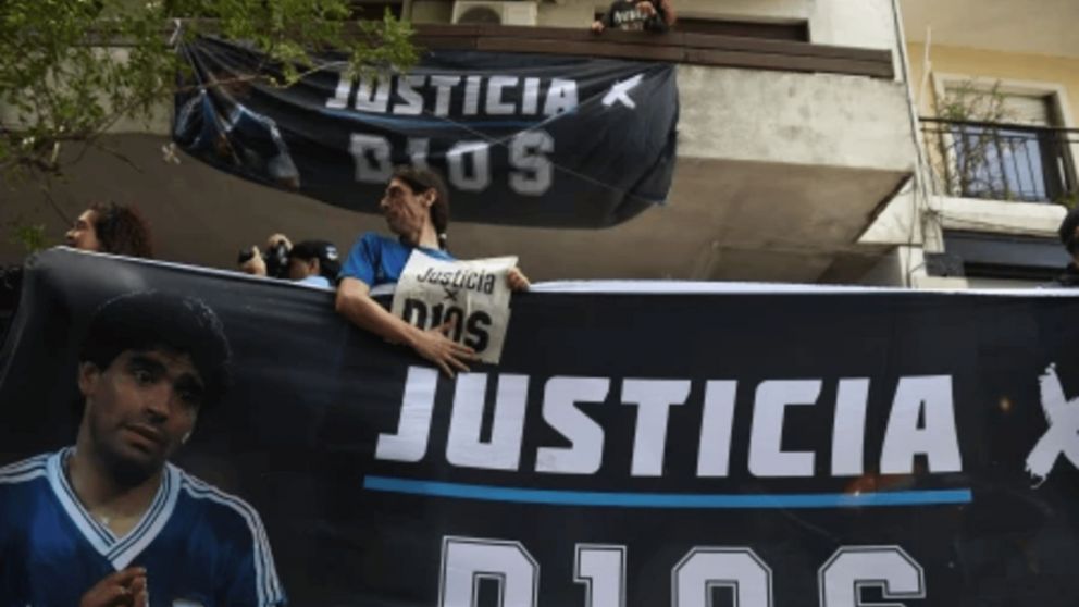 Los hinchas reclamando Justicia por Diego Maradona en la puerta de Tribunales.