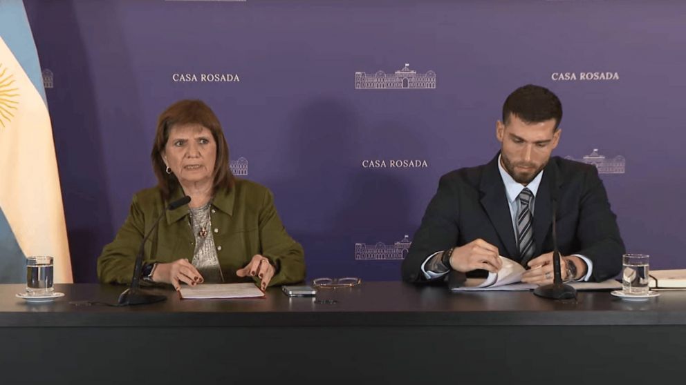 Patricia Bullrich, y el director nacional de Seguridad en Eventos Deportivos presentan el Proyecto de Ley Antibarrasbravas