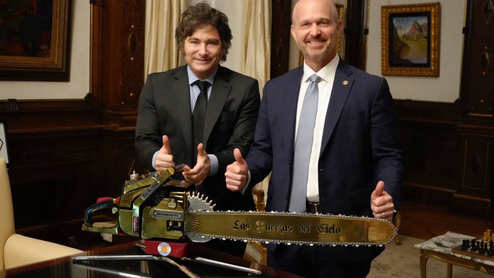 Javier Milei, una motosierra y Kevin Roberts: detalles del encuentro