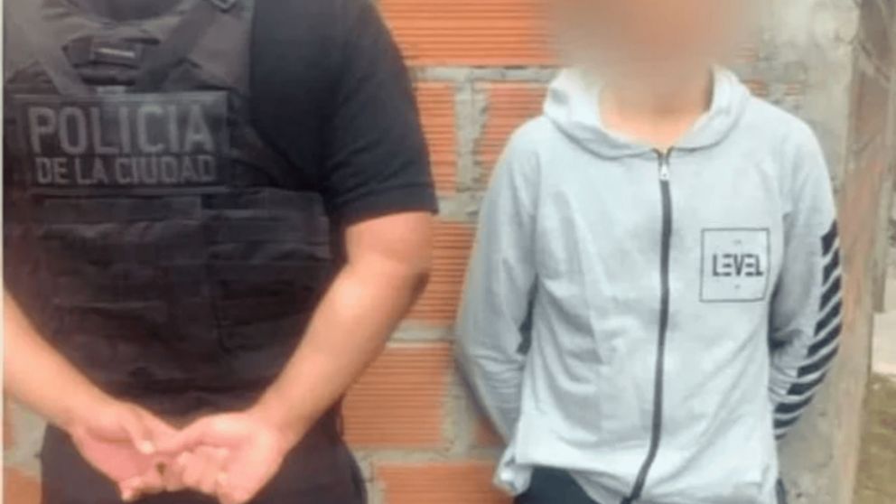 Un joven de 18 años fue detenido con droga en su mochila.