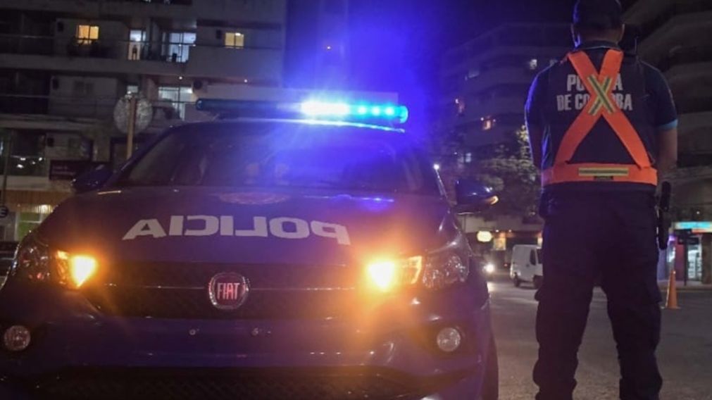 Policías desalojaron una fiesta clandestina con más de 150 personas y respondieron a las piedras con armas no letales.